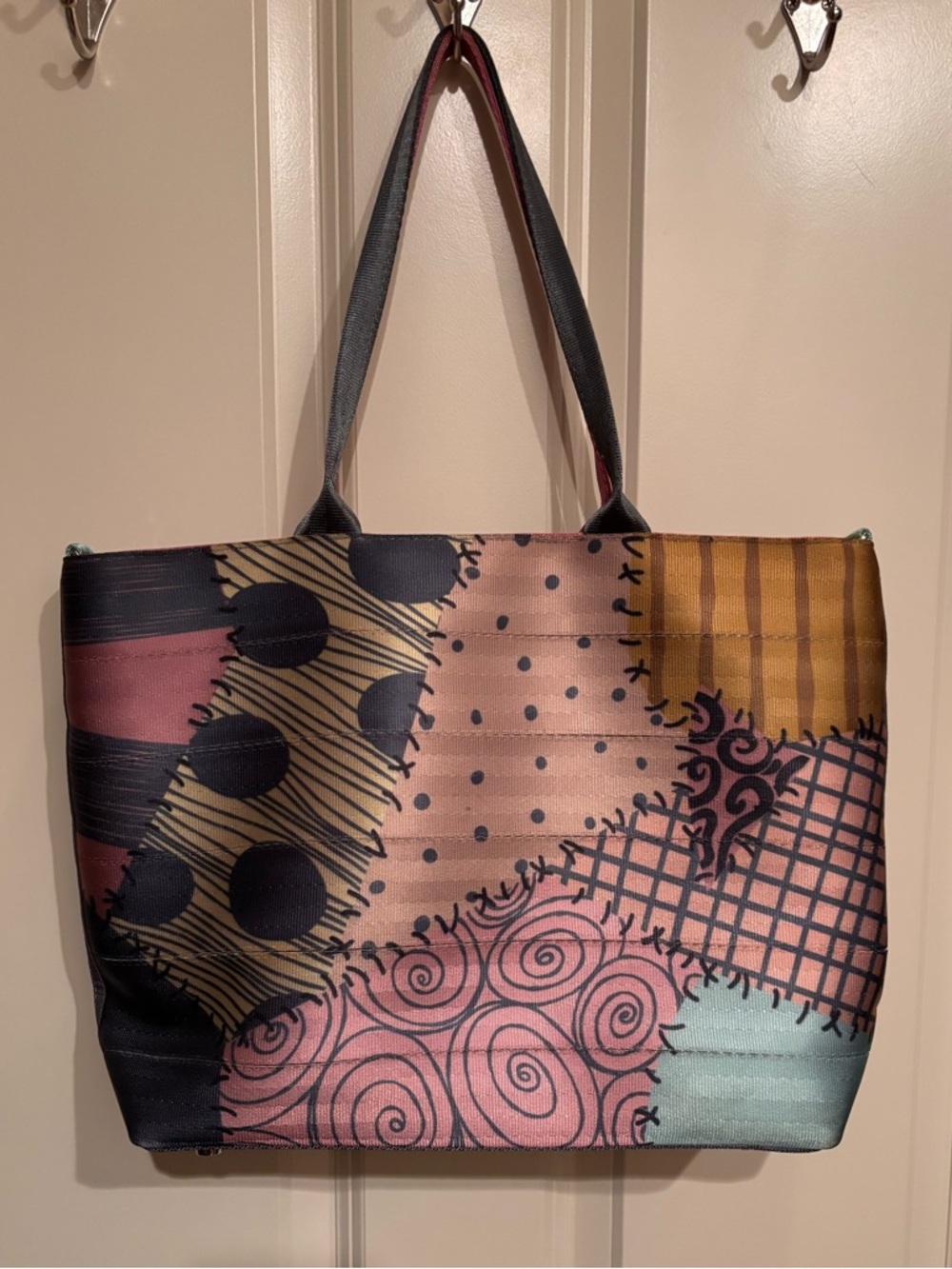 Harveys Seatbelt Nightmare Before Christmas Sally Tote Bag & Bow - Picture 2 of 11